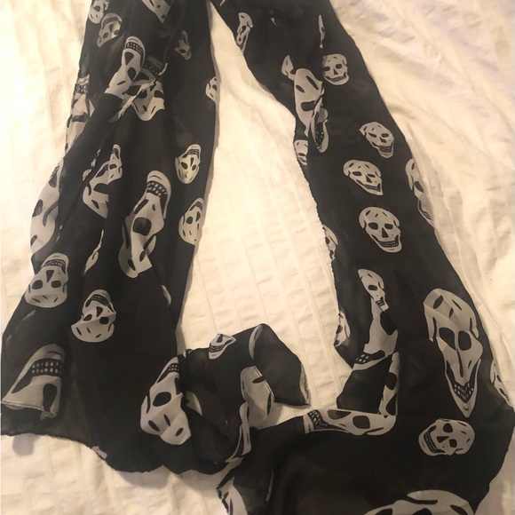 Skull Scarf Alexander McQueen"VIBE"plus Haven't found the purse to put this on! - Picture 10 of 13